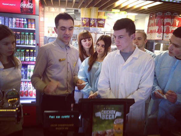 Студенти Ужгородського торговельно-економічного університету ознайомлюються з особливостями роботи ресторану
