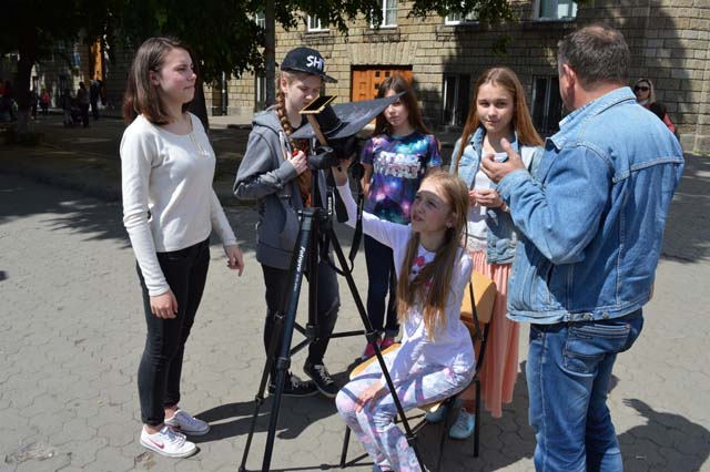 Учні Лінгвістичної гімназії в Ужгороді спостерігають за транзитом Меркурія