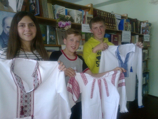 Учні мукачівського аграрного ліцею з вишиванками для донеччан і луганчан