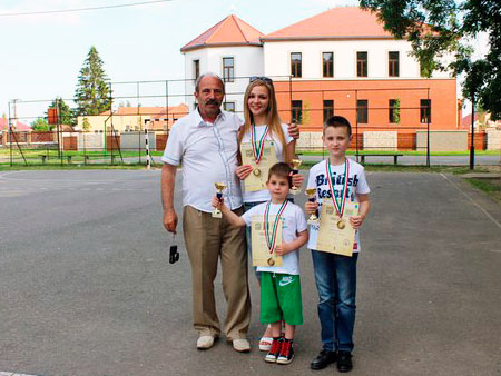 Юні шашкісти з Іршави разом із тренером