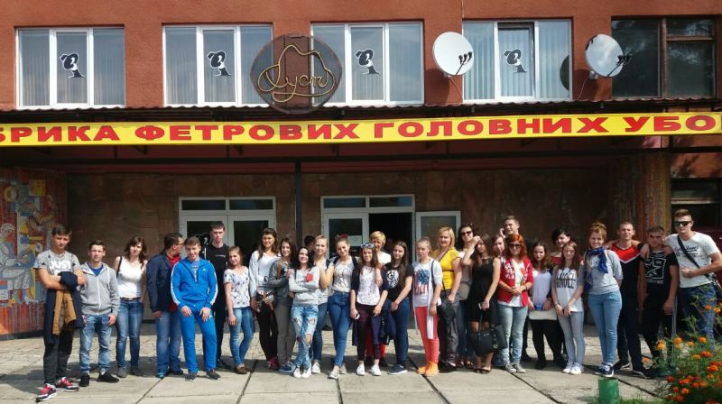 Студенти Ужгородського торгівельно-економічного коледжу відвідали Хустську фабрику фетрових головних уборів