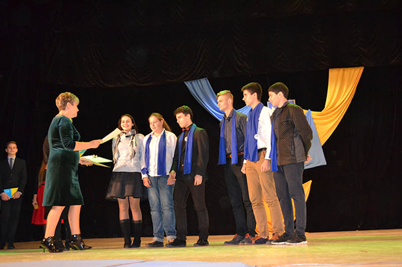 Ганна Сопкова нагороджує переможців турніру юних правознавців