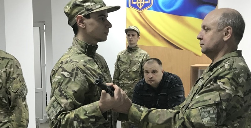 Студентам військової кафедри УжНУ вручили стрілецьку зброю