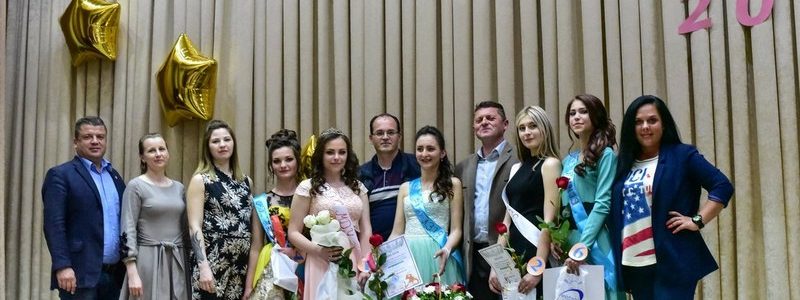 Учасники й організатори конкурсу "Міс коледж - 2017" у Виноградові