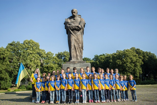 Ужгородські першокласники біля пам'ятника Шевченкові