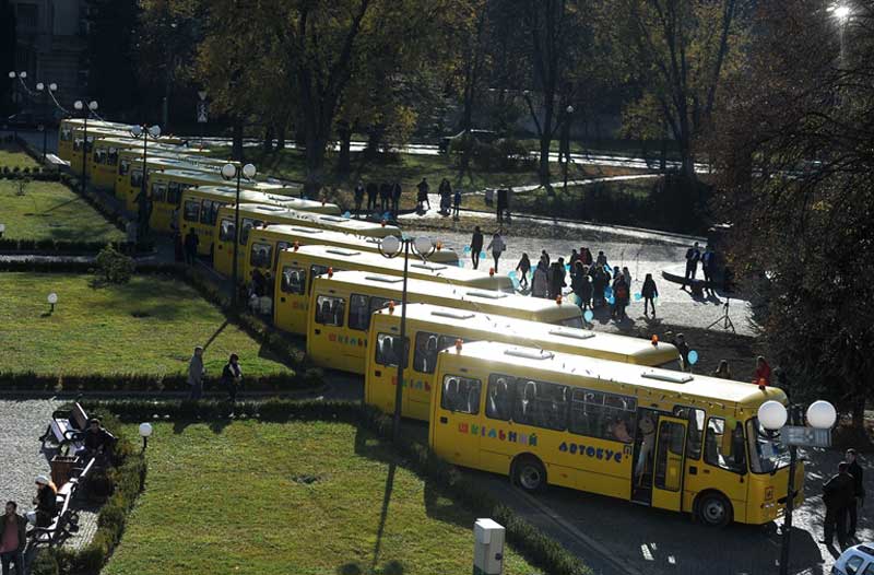 13 шкільних автобусів передали закарпатським навчальним закладам