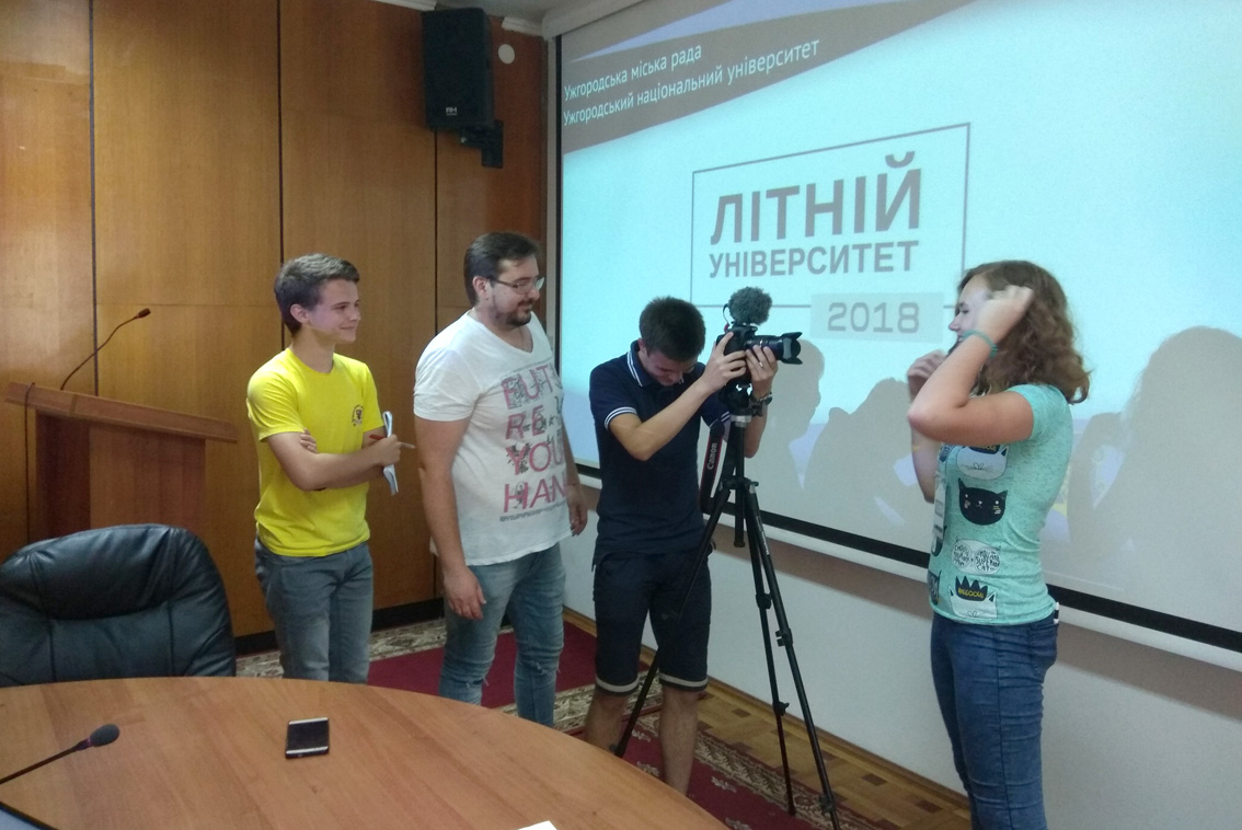 Віталій Завадяк проводить майстер-клас зі створення реклами