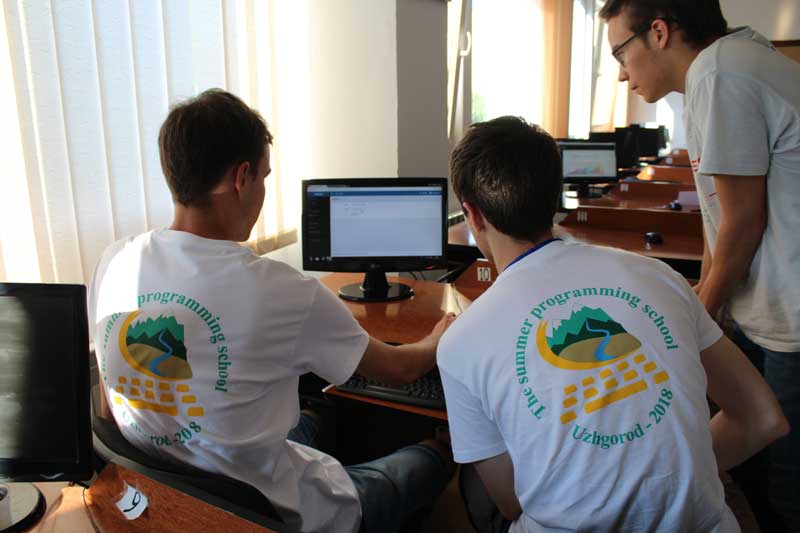 Програмісти під час розв'язування задач на Літній школі з програмування в Ужгороді
