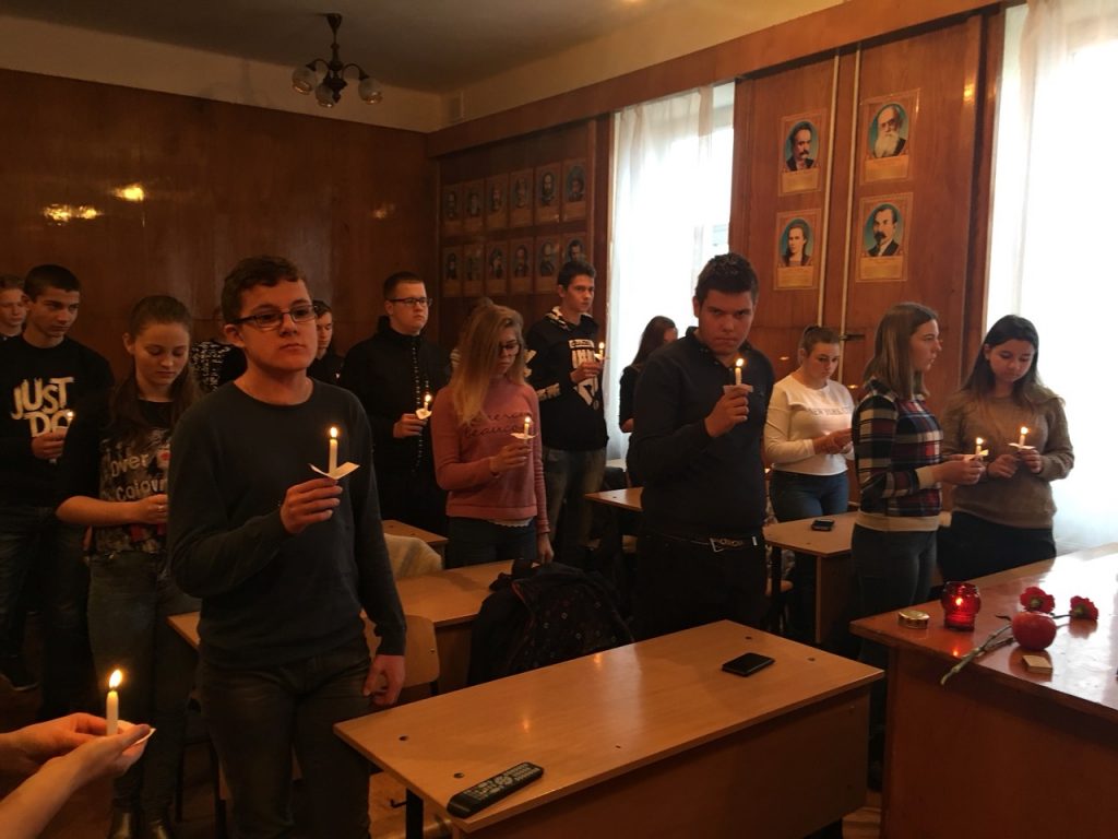 Студенти Ужгородського торговельно-економічного коледжу КНТЕУ вшановували пам'ять жертв Голодомору та запалили свічки пам'яті