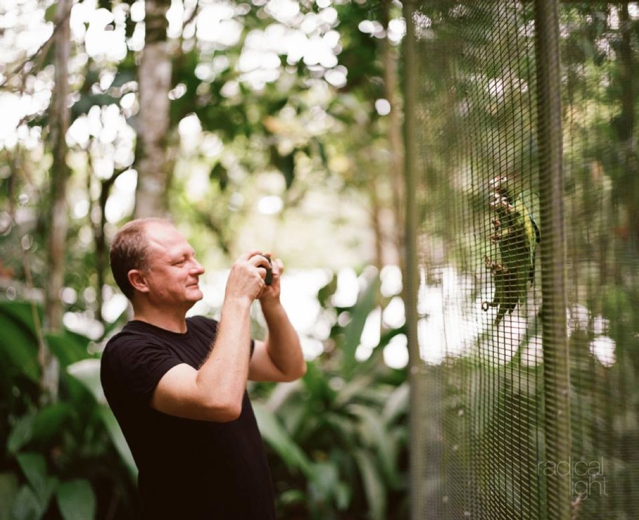 Професор Тарас Олексик в Центрі збереження пуерто-риканського папуги на Карибських островах. Фото Матью Ландерса