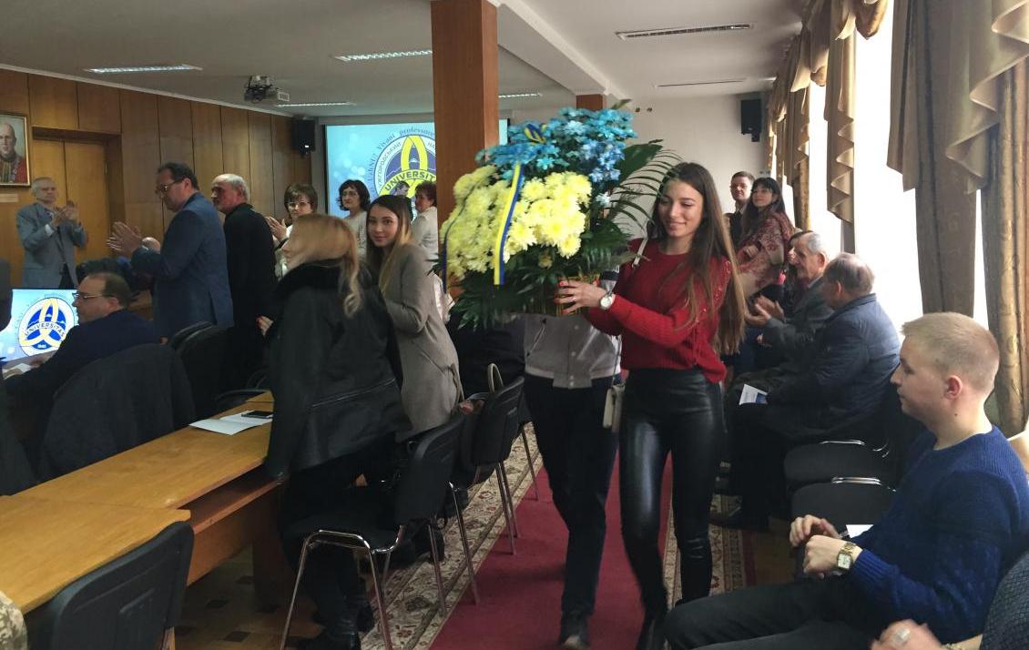 Студенти несуть квіти до пам'ятника Волошину