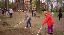 Працівники ужгородського управління освіти прибирали Підзамковий парк