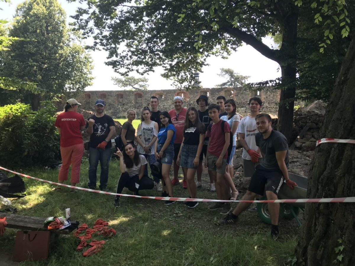 Студенти УТЕК на розкопках в Ужгородському замку