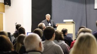 Доктор фізико-математичних наук Петро Стецюк під час лекції