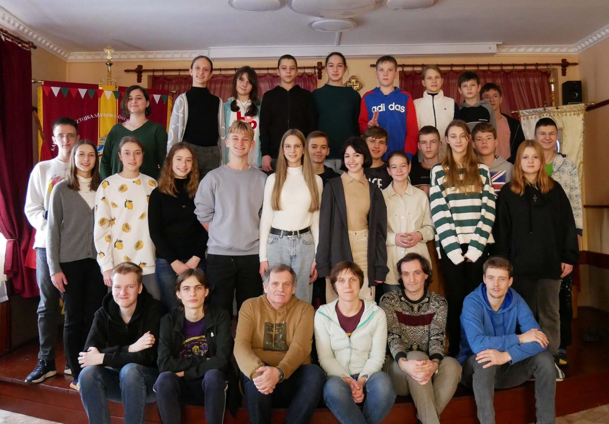 Учителі й учні Зимової багатопредметної школи на Закарпатті