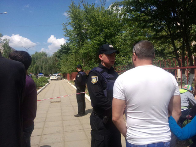 Поліція біля "замінованої" школи в Ужгороді