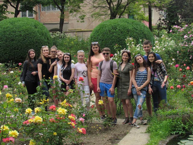 Студенти УТЕК КНТЕУ у ботанічному саді УжНУ