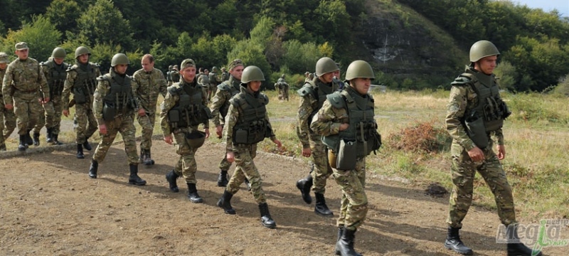 Тренування студентів військової кафедри УжНУ на полігоні в Оріховиці