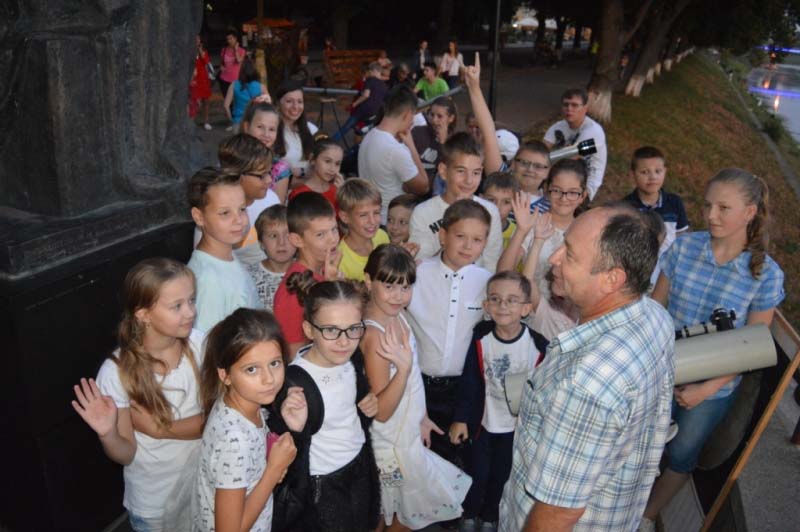 Учні лінгвістичної гімназії в Ужгороді спостерігали за зоряним небом разом із учителем