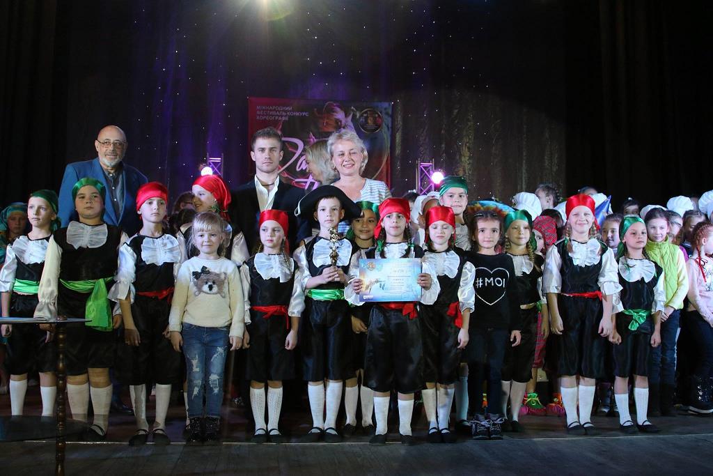 Маленькі ужгородські танцюристи зі своїми керівниками