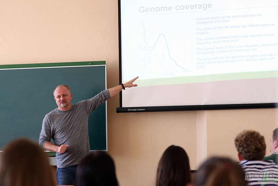 Тарас Олексик читає лекцію на біологічному факультеті УжНУ