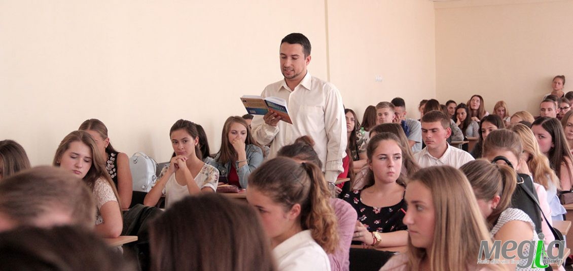 Тарас Ващук презентує книгу студентам ФІФу