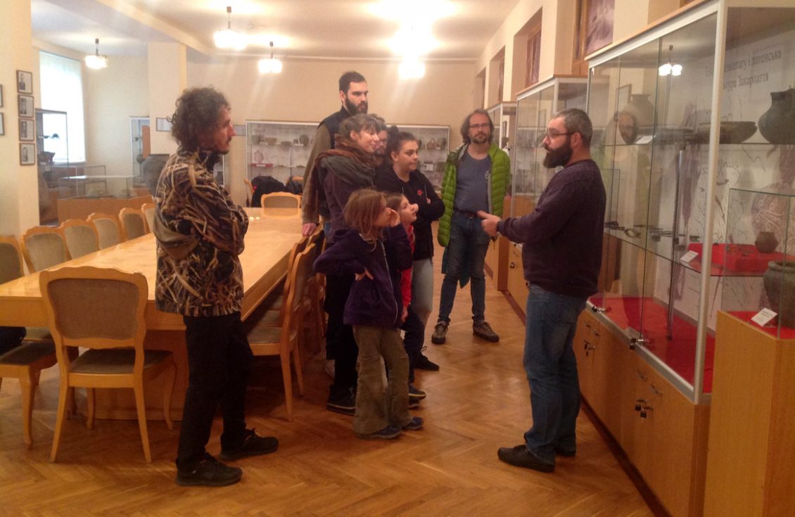 Володимир Мойжес проводить екскурсію в археологічному музеї УжНУ