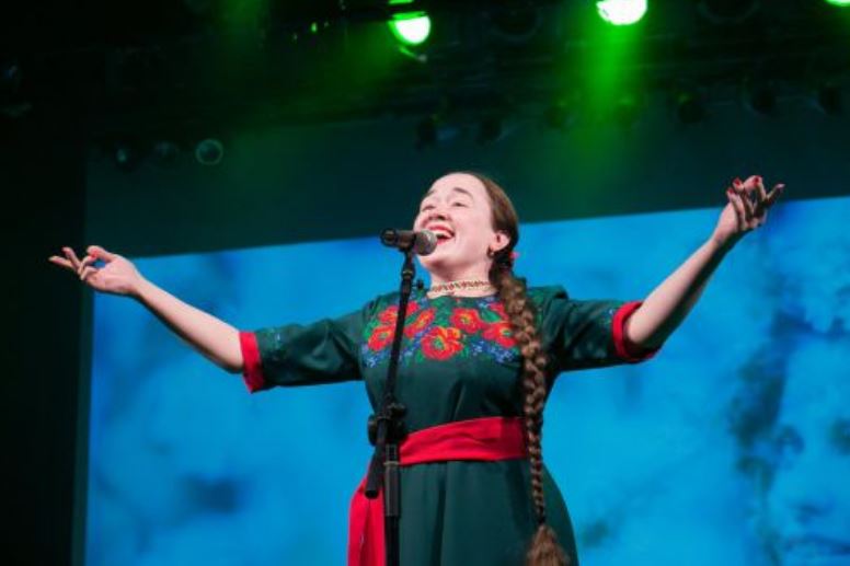 Ганна Данканич виконує українську народну пісню в Ізраїлі