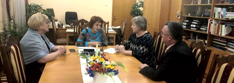 Представники комісії розмовляють із Тетяною Щербан