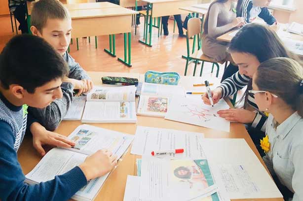 Учні школи в селі Тур’ї Ремети на уроці німецької мови