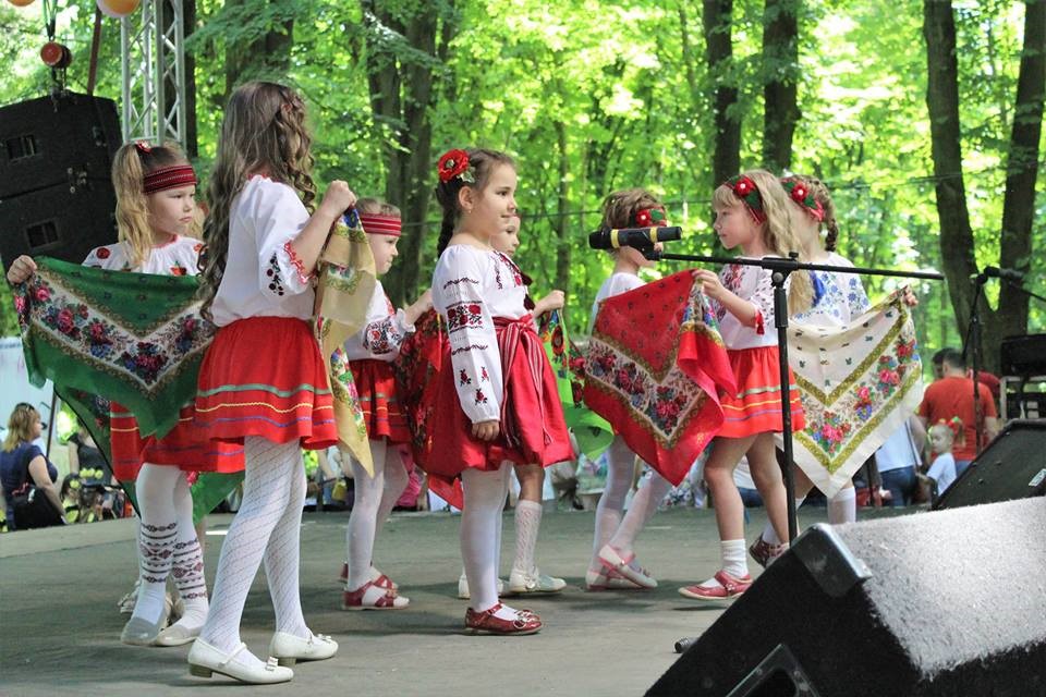 Дошкільнята виступають під час фестивалю «До-ре–мі-фа-солька»