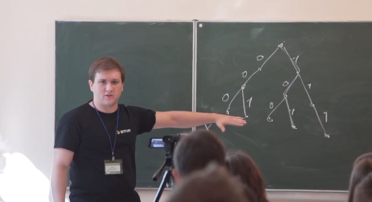 Євген Задорожній читає лекцію під час Літньої школи з програмування в Ужгороді-2018