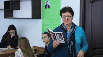 Христина Керита читає диктант із твору Василя Вароді