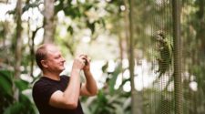 Професор Тарас Олексик в Центрі збереження пуерто-риканського папуги на Карибських островах. Фото Матью Ландерса