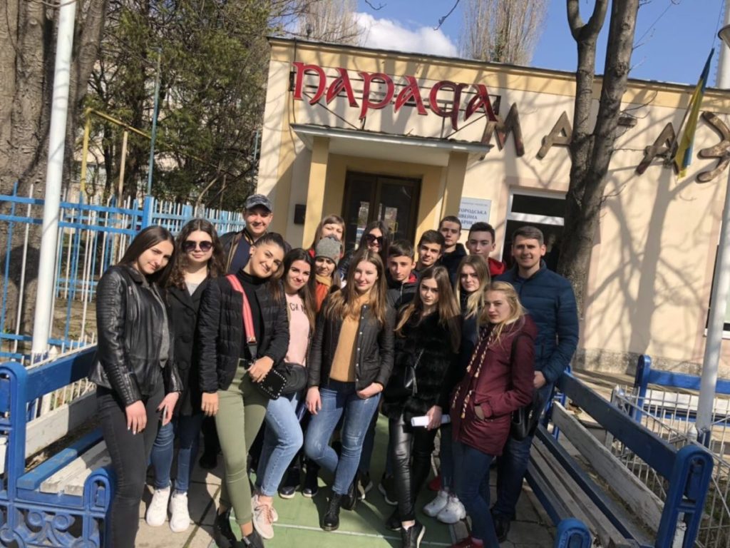Студенти Ужгородського торговельно-економічного коледжу біля "Паради"