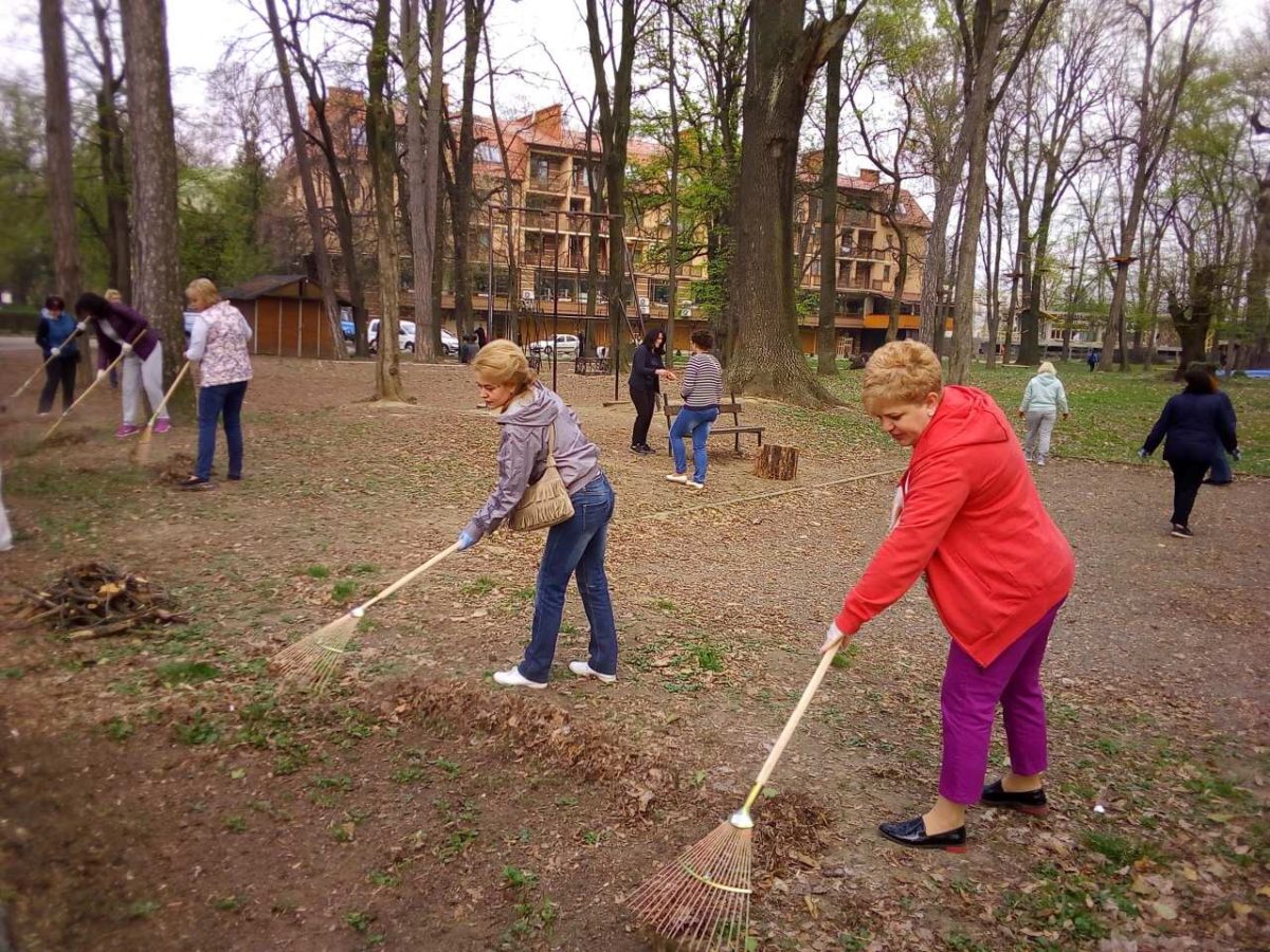 Працівники ужгородського управління освіти прибирали Підзамковий парк