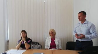 На засіданні колегії управління освіти Ужгородської міськради виступає Богдан Андріїв
